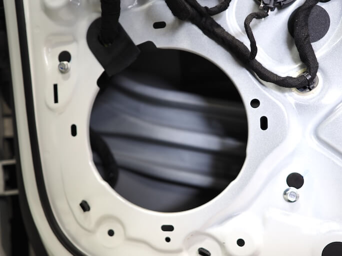 シトロエンC5Xのフロントドアスピーカーを取り外し