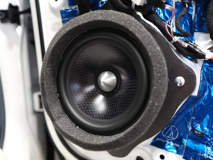 シトロエンC5Xのフロントドアにブラムのスピーカーを取り付け