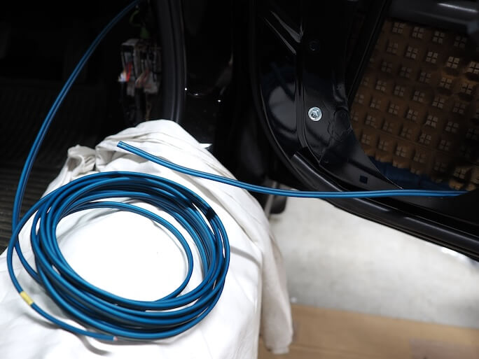 スバルレガシィアウトバックのフロントドア内部にスピーカーケーブルを通線