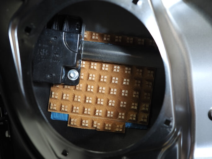 レクサスRX450h+のフロントドアスピーカー裏を制振