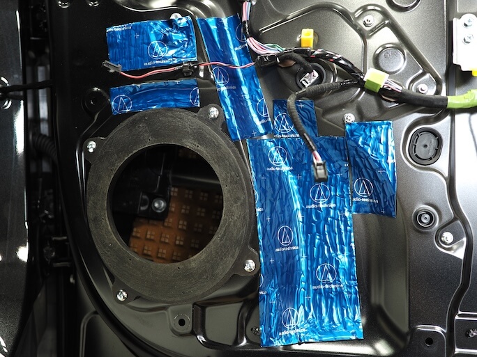 レクサスRX450h+のフロントドアスピーカー周りを制振