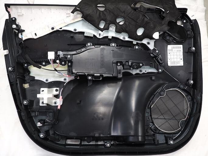 レクサスRX450h+のフロントドア内張を制振