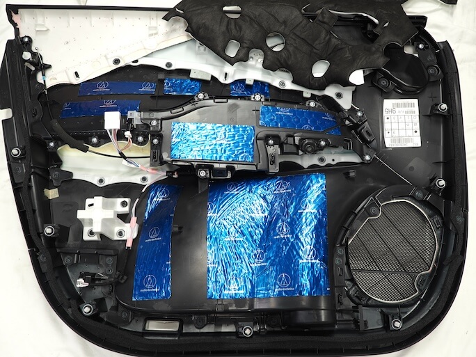 レクサスRX450h+のフロントドア内張を制振