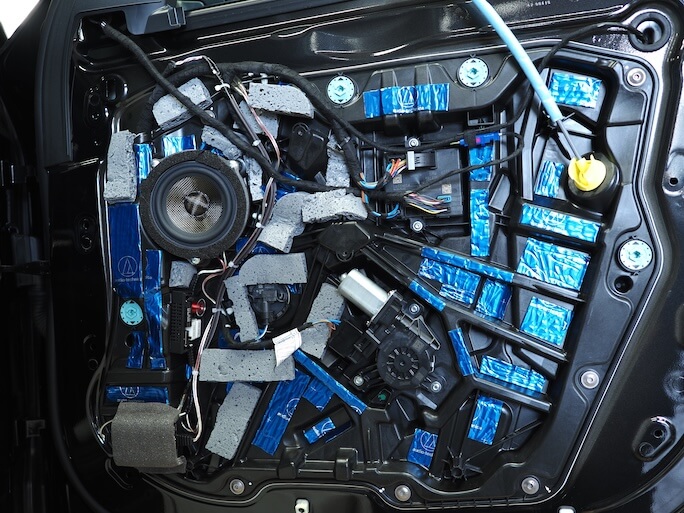 BMWX2のフロントドアにブラムのスピーカーを取り付け