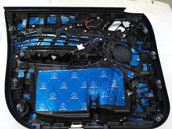 BMWX2のフロントドア内張を制振