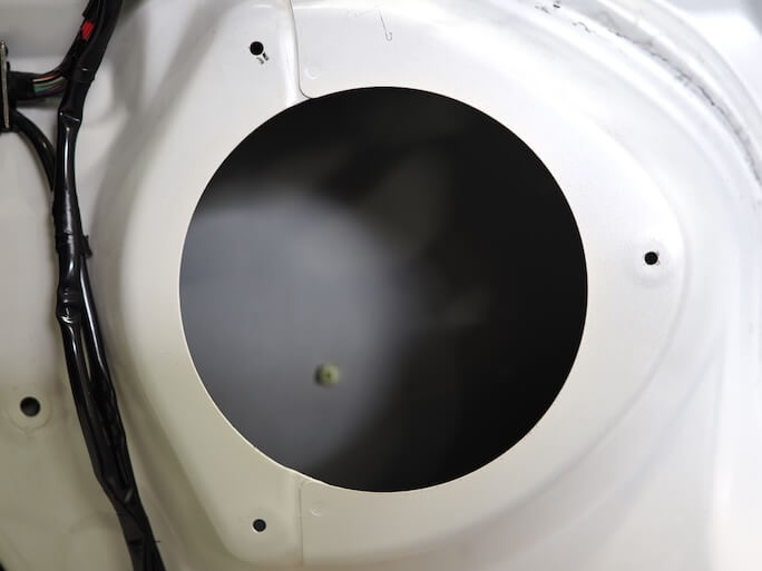 トヨタエスティマのフロントドアスピーカーを取り外し