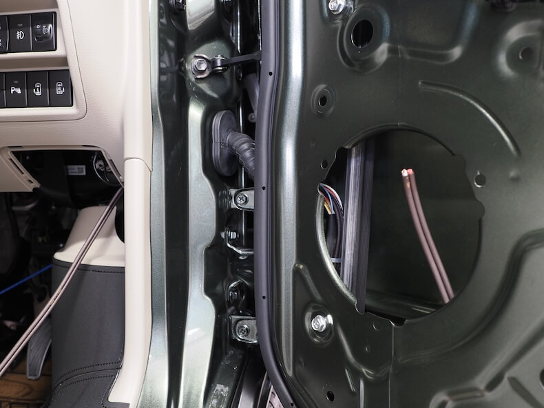 日産クリッパーリオのフロントドア内にスピーカーケーブルを通線