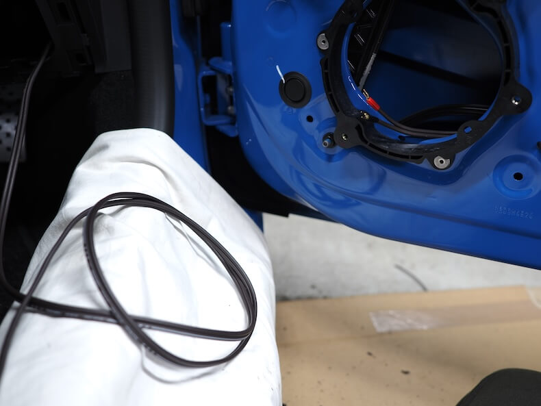 SA030087アルピーヌA110のフロントドア内にスピーカーケーブルを通線