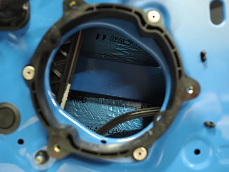 SA030087アルピーヌA110のフロントドアスピーカー裏を制振