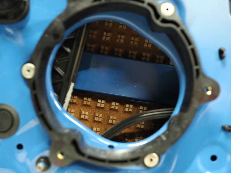 SA030087アルピーヌA110のフロントドアスピーカー裏を制振