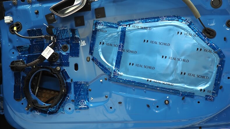 SA030087アルピーヌA110のフロントドアを制振