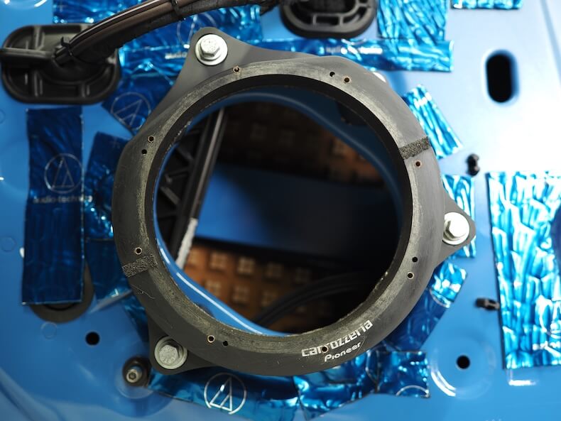 SA030087アルピーヌA110のフロントドアにインナーバッフルを取り付け