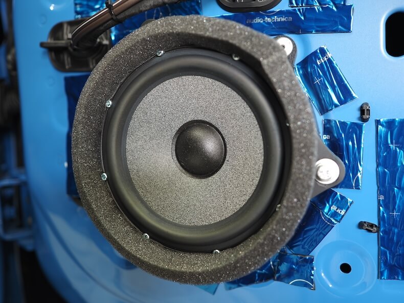 SA030087アルピーヌA110のフロントドアにブラックスのスピーカーを取り付け