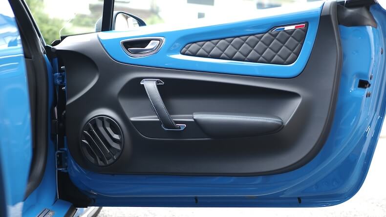 SA030087アルピーヌA110のフロントドアにブラックスのスピーカーを取り付け