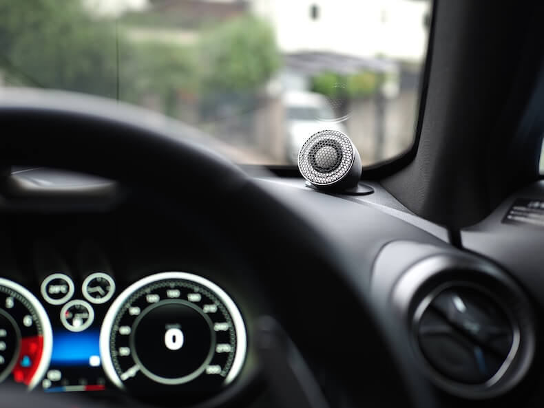 SA030087アルピーヌA110のダッシュボード上にブラックスのツィーターを取り付け