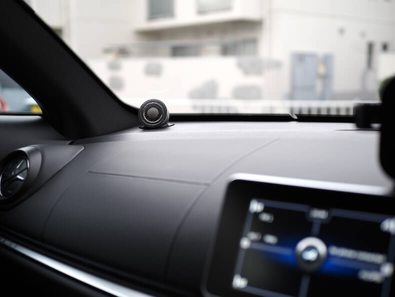 SA030087アルピーヌA110のダッシュボード上にブラックスのツィーターを取り付け