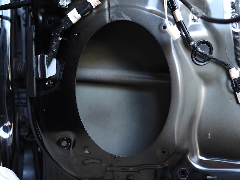 トヨタプリウスのフロントドアスピーカーを取り外し