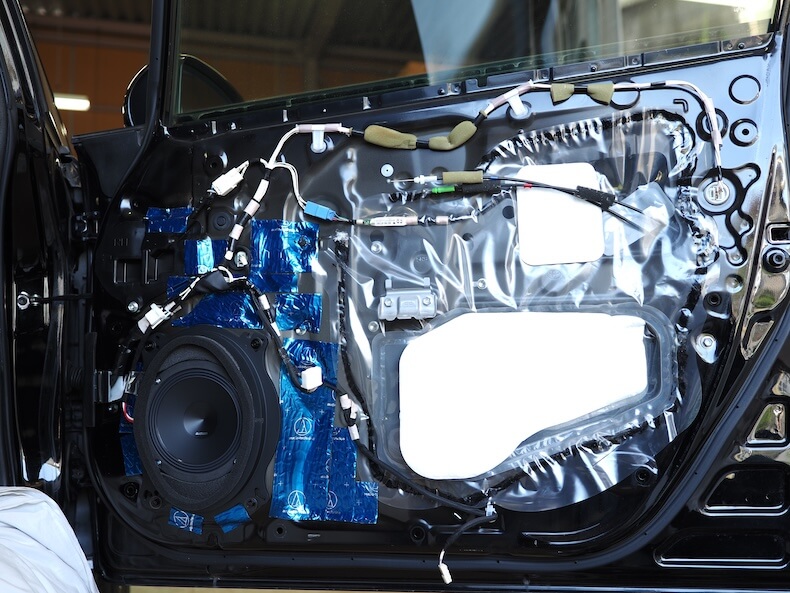 トヨタプリウスのフロントドアにオーディソンのスピーカーを取り付け