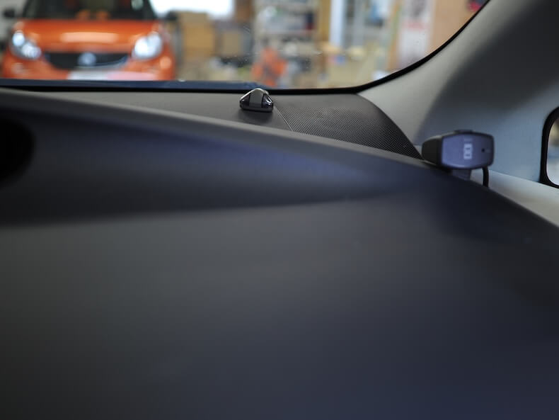 トヨタプリウスのダッシュボード上のスピーカー