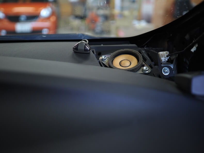 トヨタプリウスのダッシュボード上のスピーカー