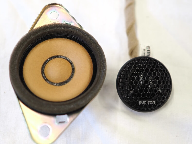 トヨタプリウスのダッシュボード上のスピーカーとオーディソンのツィーター