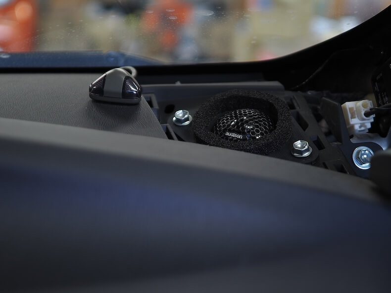 トヨタプリウスのダッシュボード上にオーディソンのツィーターのツィーターを取り付け