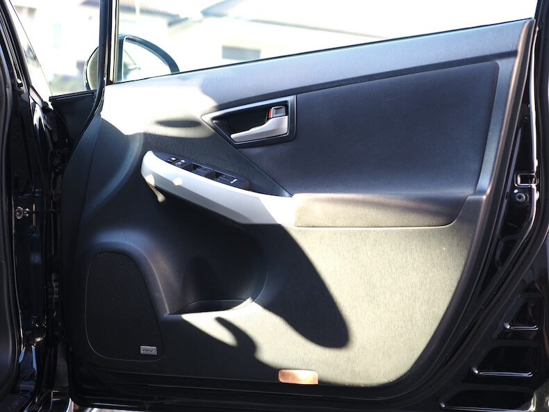 トヨタプリウスのフロントドアにオーディソンのスピーカーを取り付け