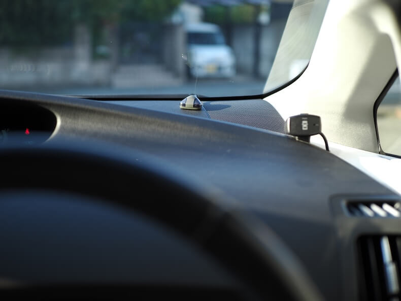 トヨタプリウスのダッシュボード上にオーディソンのツィーターのツィーターを取り付け