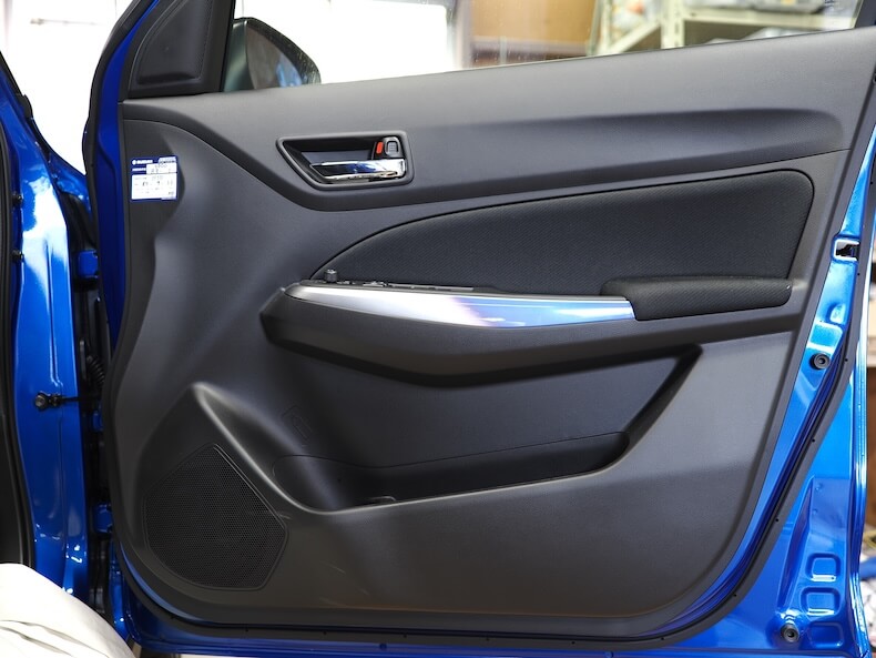 スズキスイフトスポーツのフロントドア内張