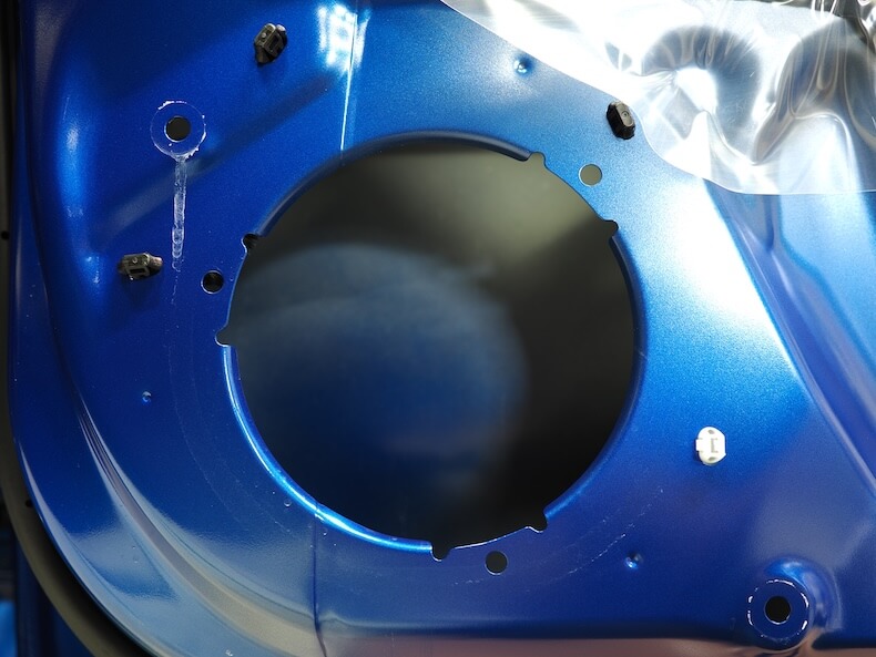 スズキスイフトスポーツのフロントドアスピーカーを取り外し