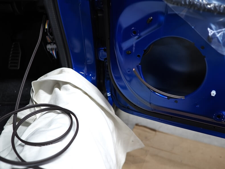 スズキスイフトスポーツのフロントドア内にスピーカーケーブルを通線