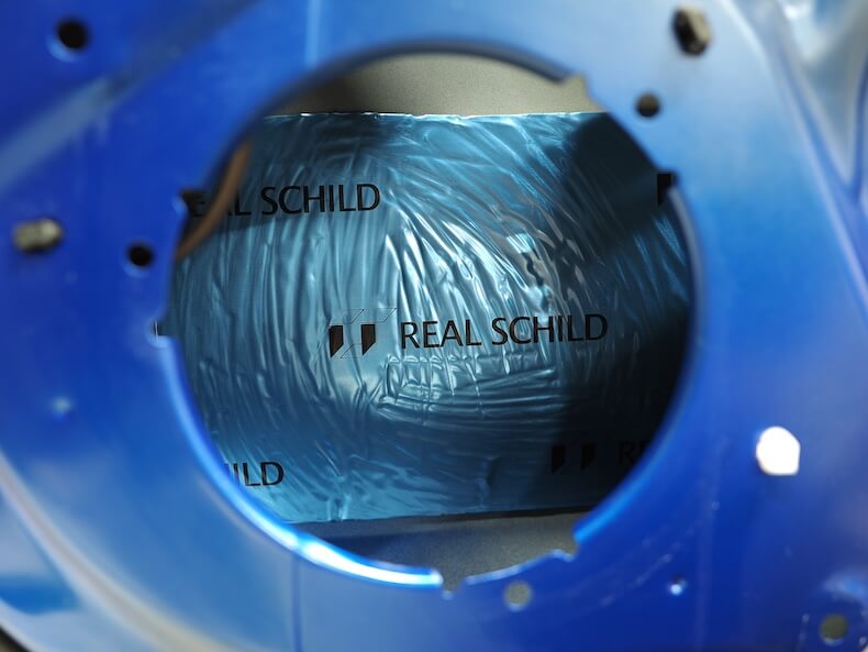 スズキスイフトスポーツのフロントドアスピーカー裏を制振