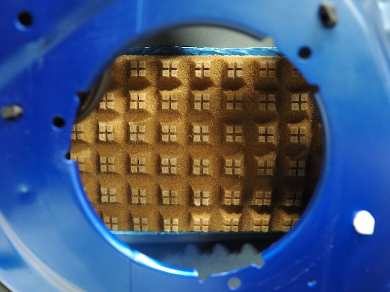 スズキスイフトスポーツのフロントドアスピーカー裏を制振