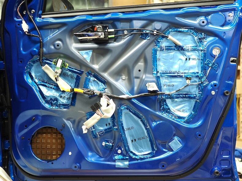 スズキスイフトスポーツのフロントドアを制振