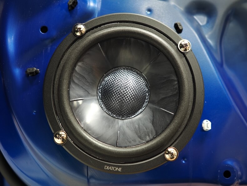 スズキスイフトスポーツのフロントドアにダイアトーンのスピーカーを取り付け