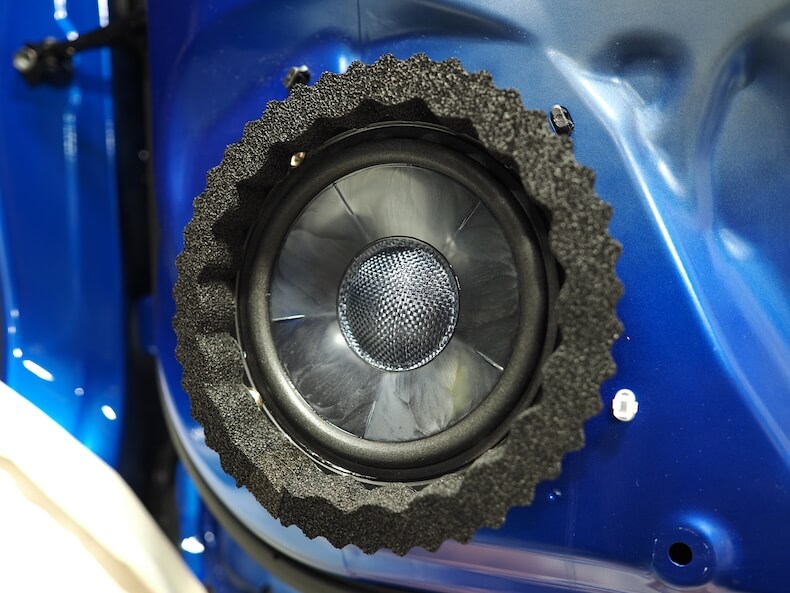 スズキスイフトスポーツのフロントドアにダイアトーンのスピーカーを取り付け