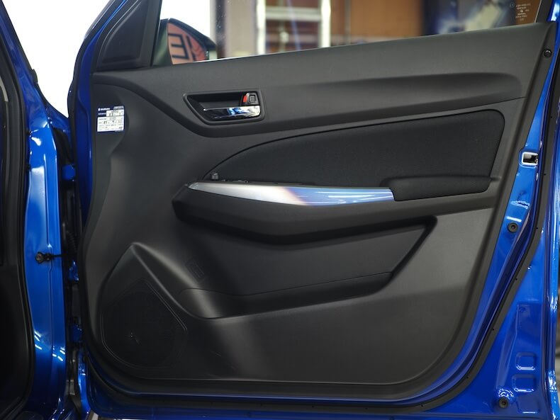 スズキスイフトスポーツのフロントドアにダイアトーンのスピーカーを取り付け