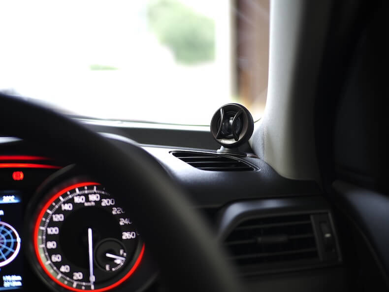 スズキスイフトスポーツのダッシュボード上にダイアトーンのツィーターを取り付け