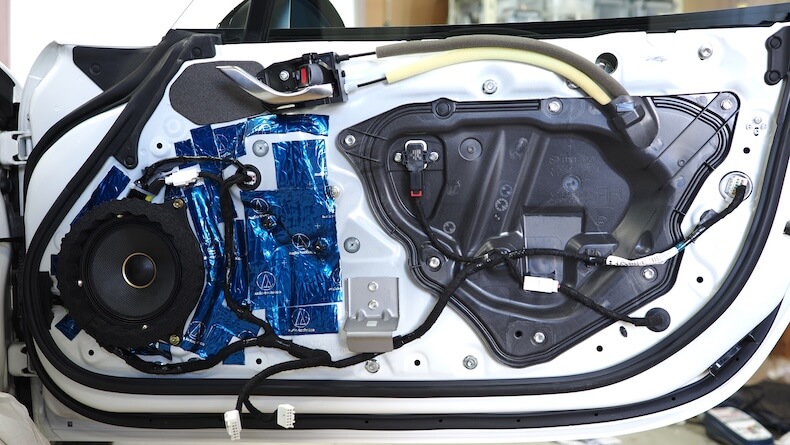 マツダロードスターのドアスピーカー裏を制振