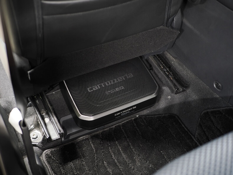 日産キックスのシート下にカロッツェリアのサブウーファーを取り付け