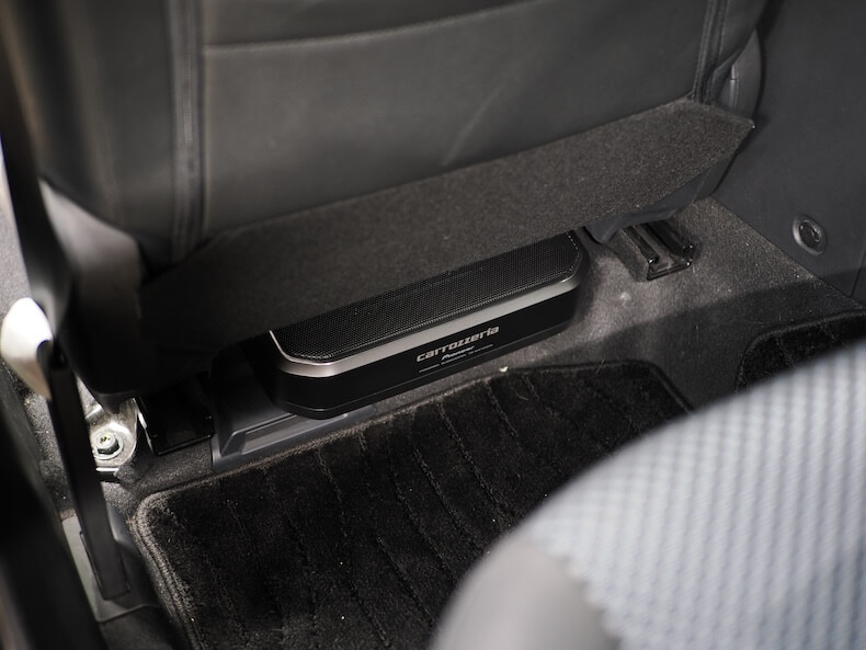 日産キックスのシート下にカロッツェリアのサブウーファーを取り付け