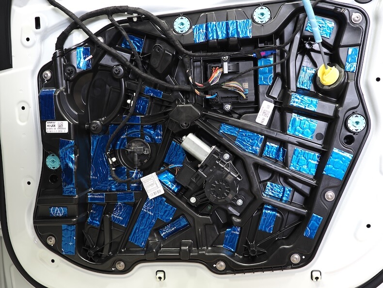 BMWX2フロントドア内部を制振