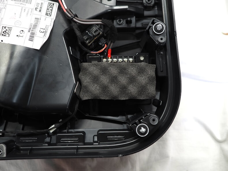 BMWX2フロントドア内張にパッシブクロスオーバーネットワークを取り付け