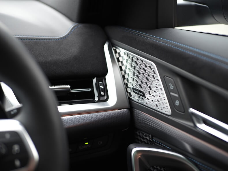 BMWX2フロントドアにフォーカルのスピーカーを取り付け