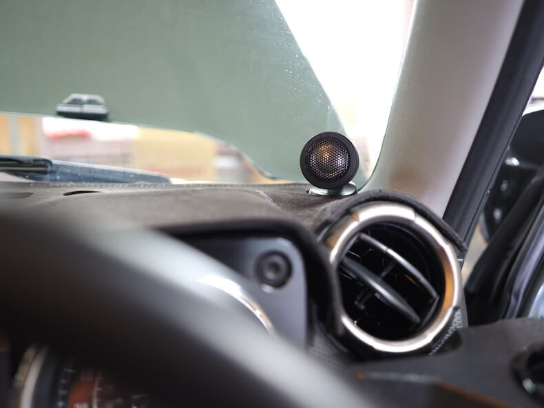 スズキジムニーシエラのダッシュボード上にディナウディオのツィーターを取り付け