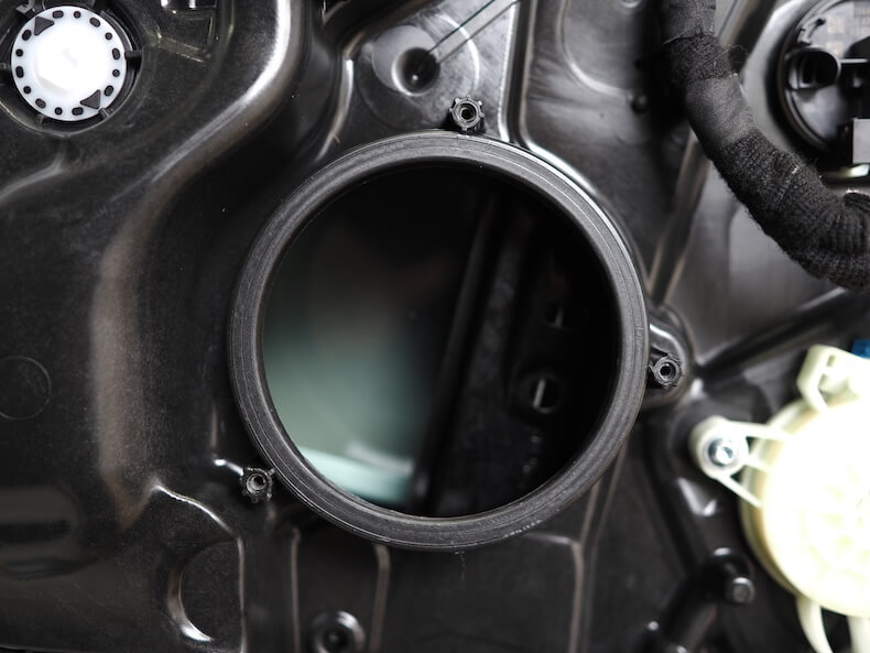 BMWM3のフロントドアスピーカーを取り外し