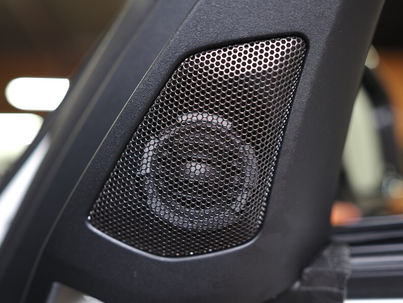 BMWM3のフロントドアにオーディソンのツィーターを取り付け