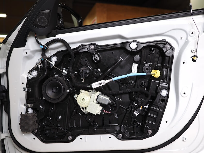 BMWM3のフロントドアにオーディソンのスピーカーを取り付け