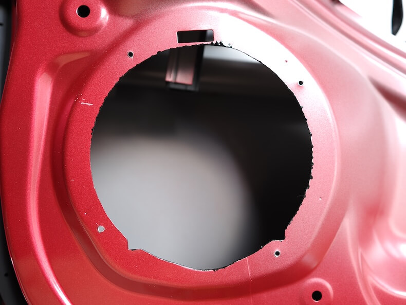 ホンダフィットのフロントドアスピーカー取り付け穴を拡大加工