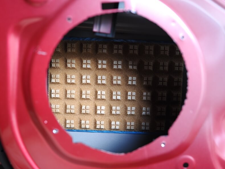 ホンダフィットのフロントドアスピーカー裏を制振